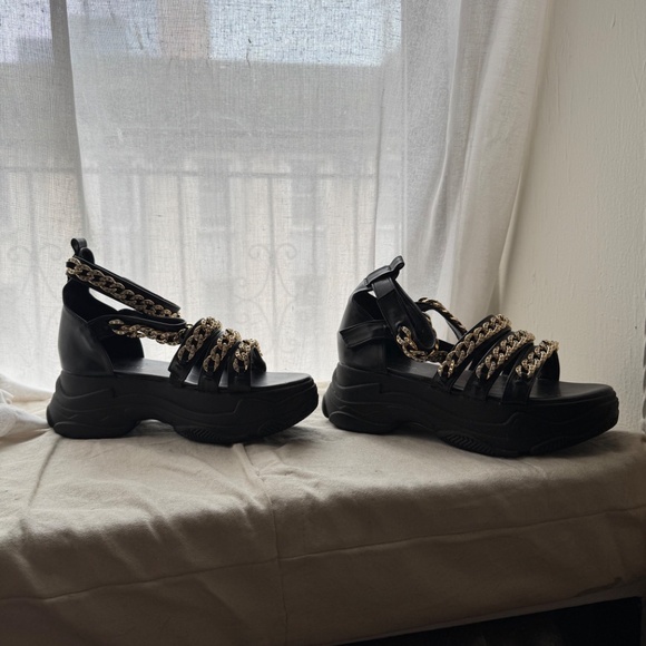 Azalea Wang Black and Gold Sandals - Picture 5 of 9